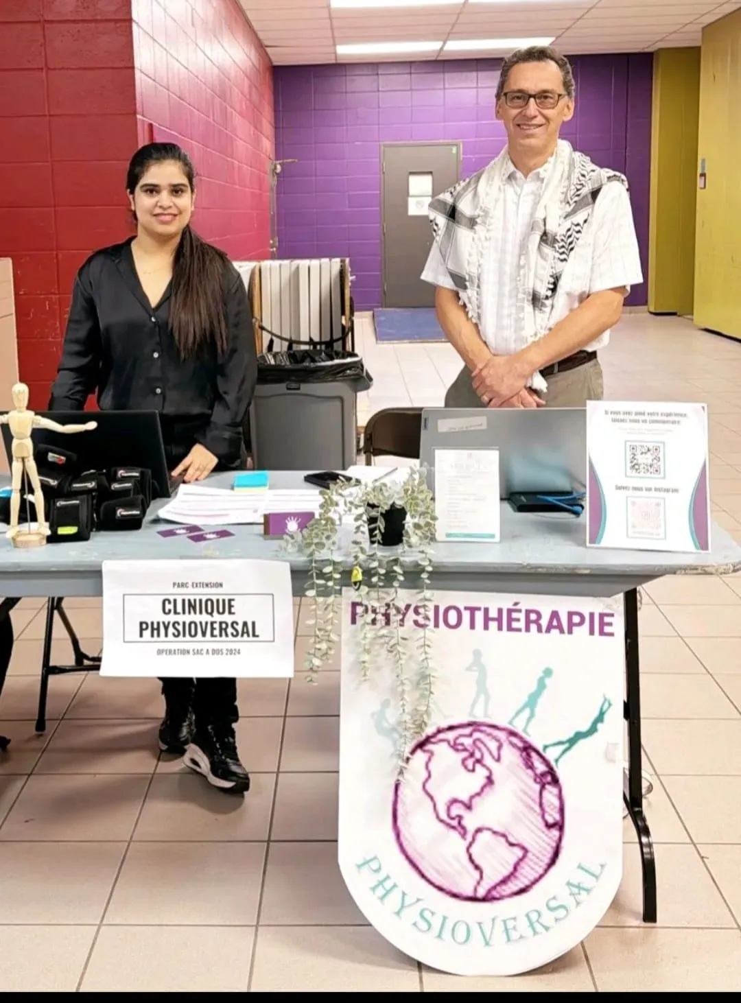 Deux membres de l'équipe Physioversal à un kiosque d'information de la clinique