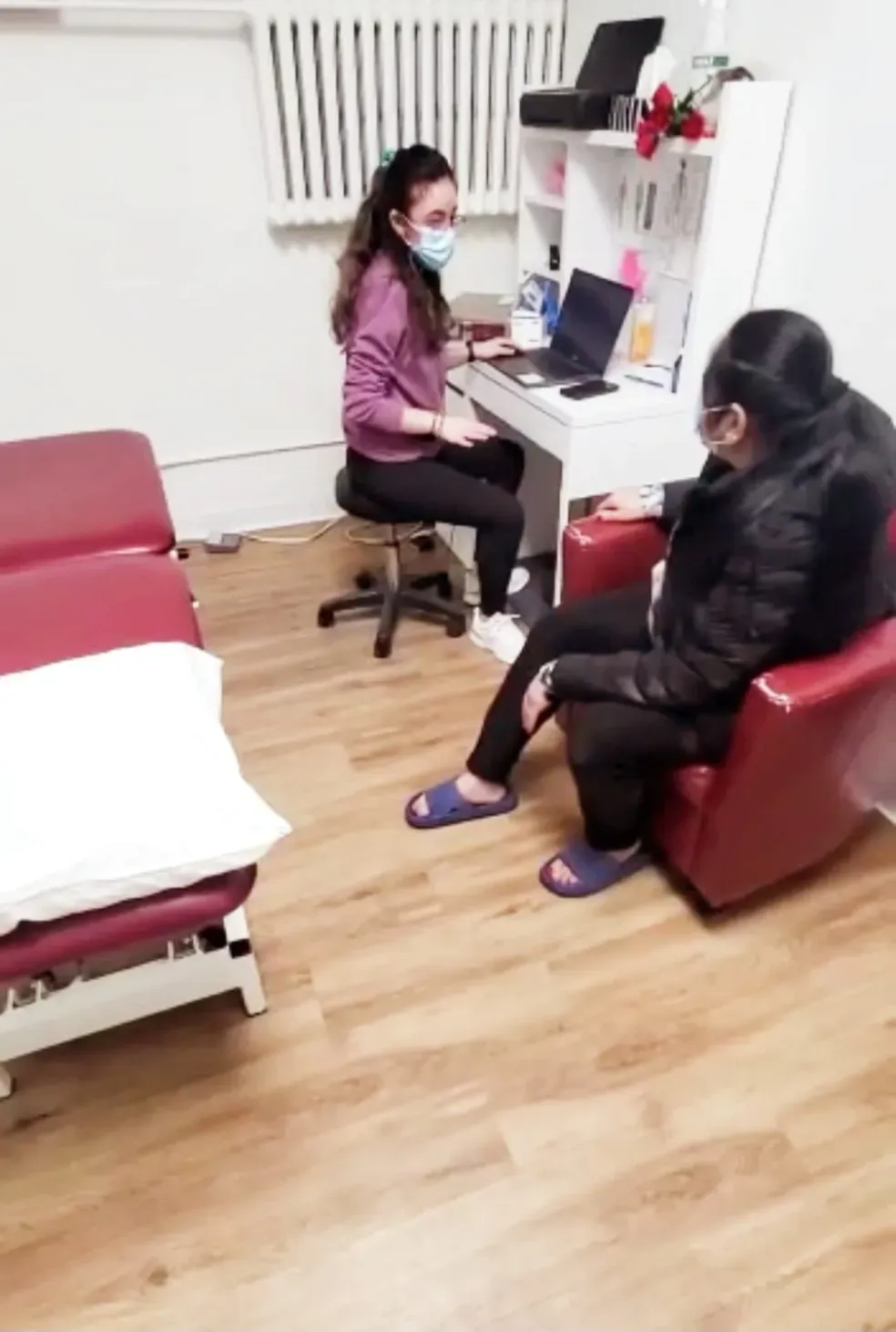 Ergothérapeute en consultation avec une patiente