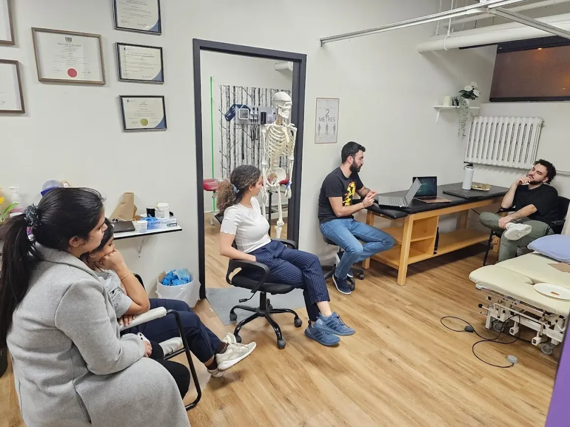 Séance d'exercices supervisée dans la clinique