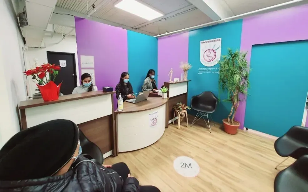 Salle d'attente et comptoir d'accueil de la clinique Physioversal
