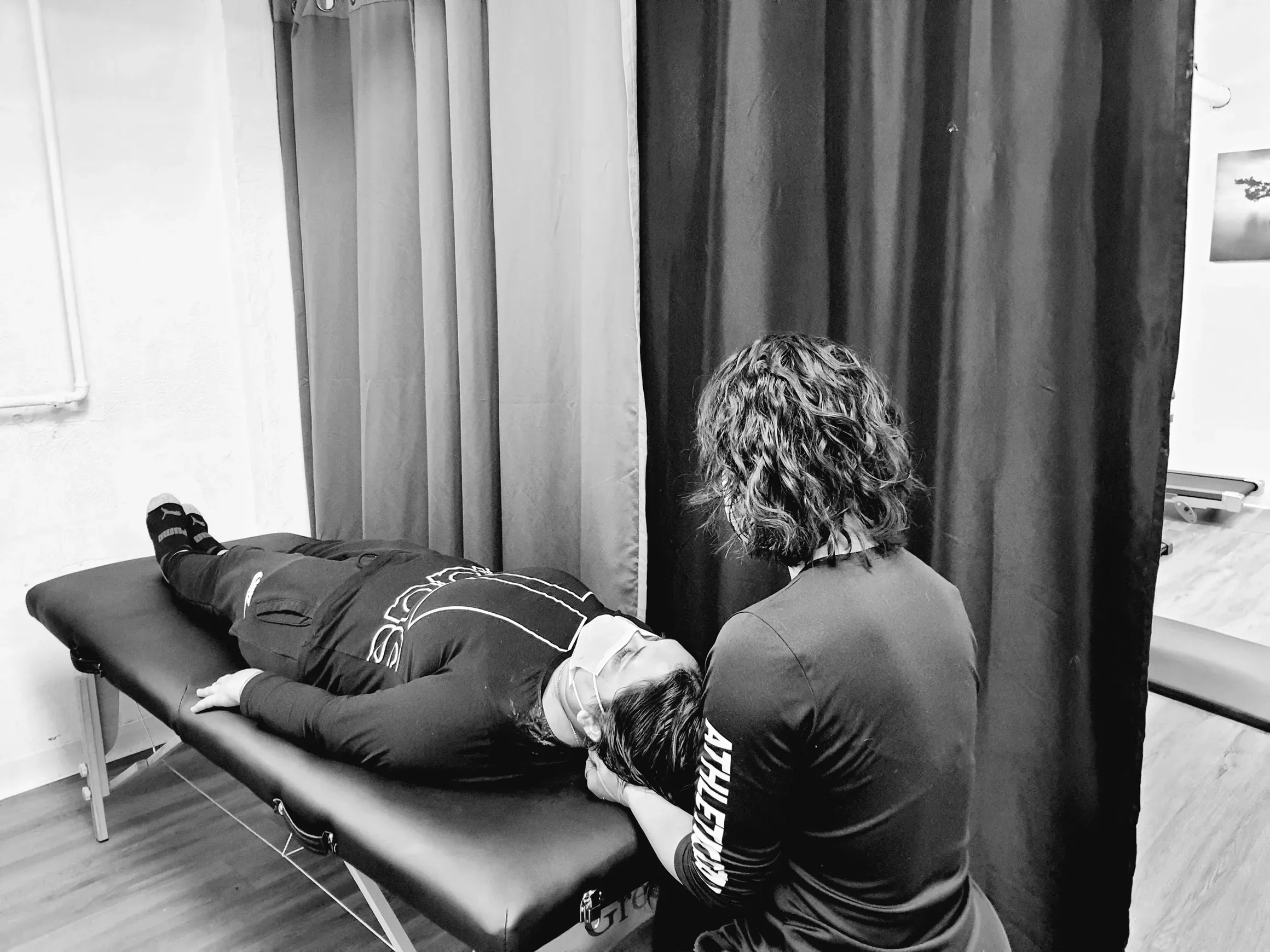Physiothérapeute traitant le cou d'un patient